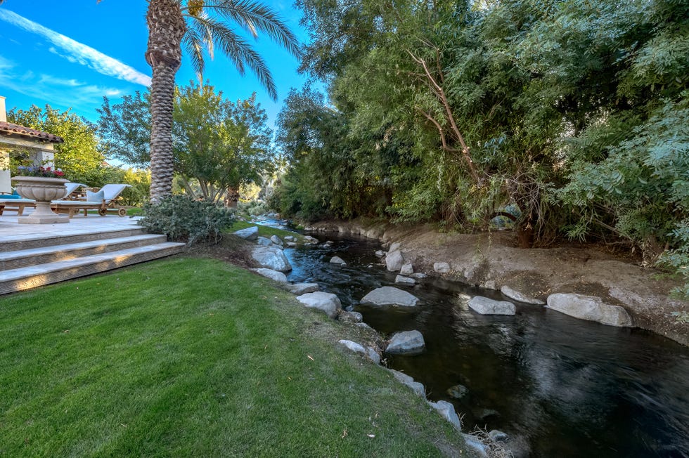 riachuelo con rocas rodeando el jardín