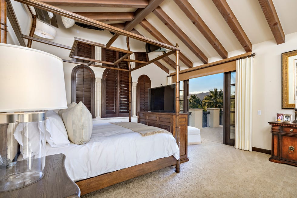 dormitorio de estilo toscano con mobiliario de madera
