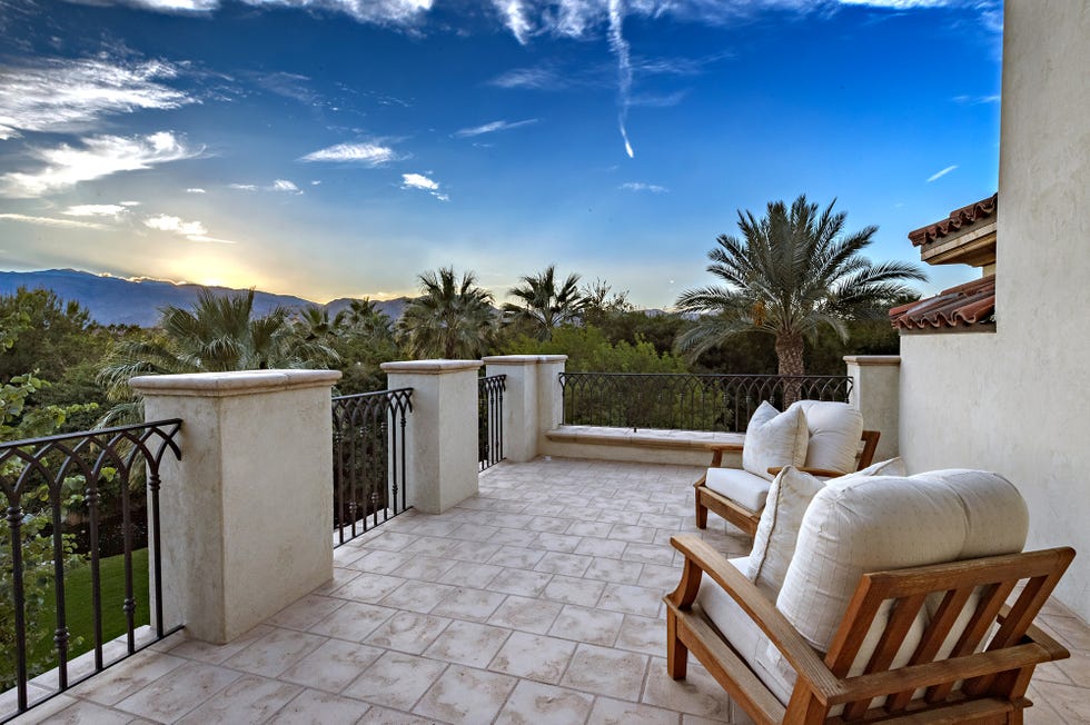 terraza con asientos y vistas al jardín