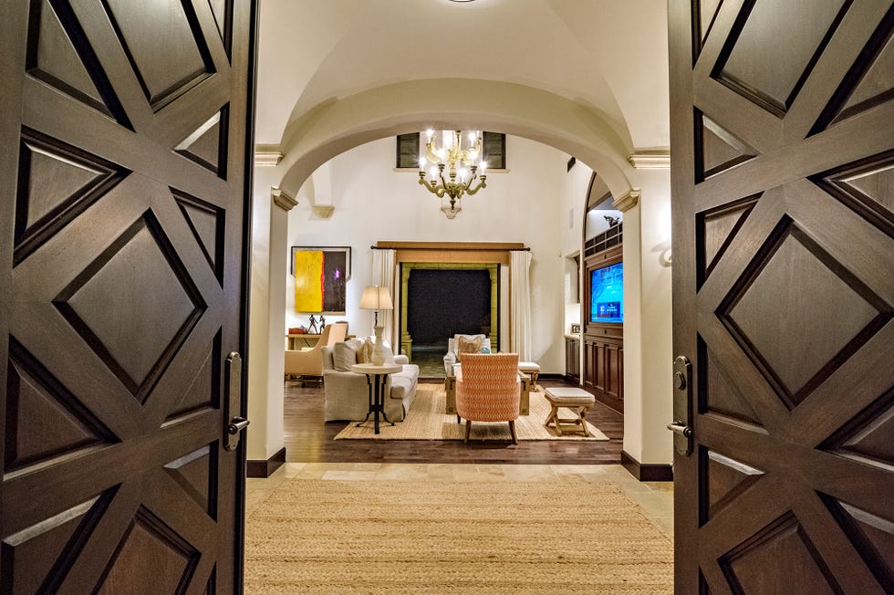entrada a la casa y vistas del salón de estilo toscano