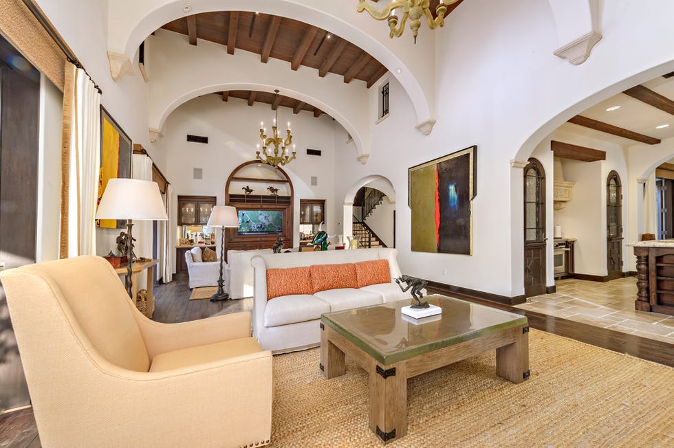 salón formal con chimenea de estilo toscano