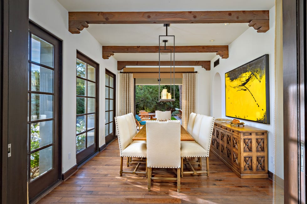comedor en una galería con vistas al jardín