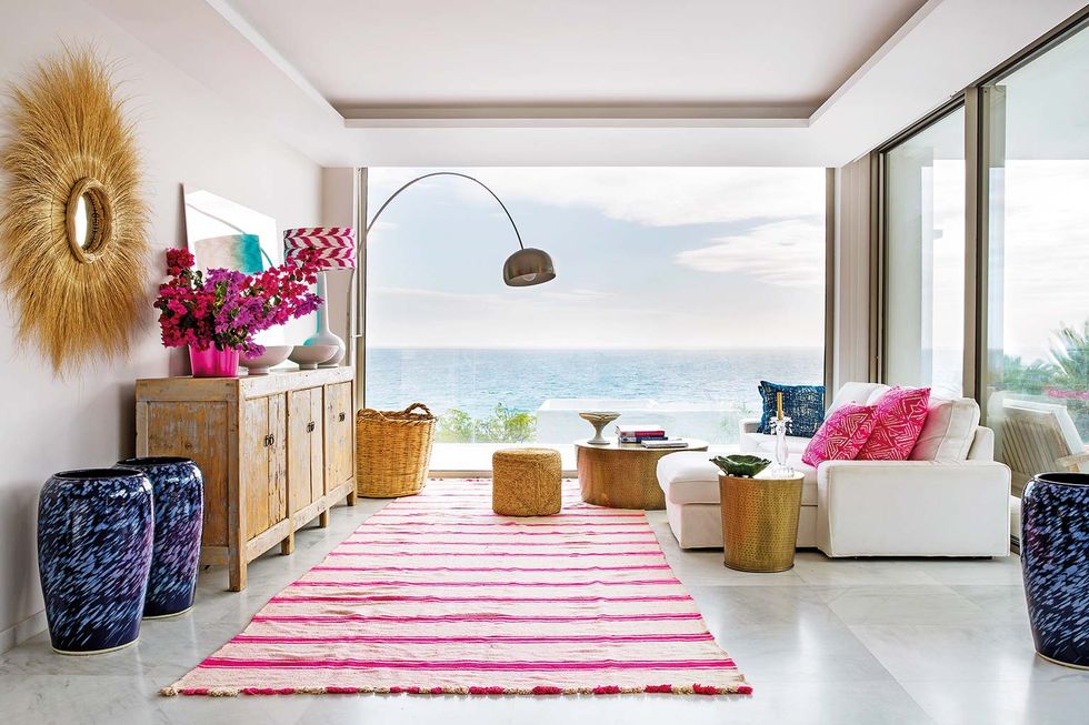 casa en tarifa con vistas al mar y terraza salón con vistas al mar sofa blanco y toques fresa luminoso y natural