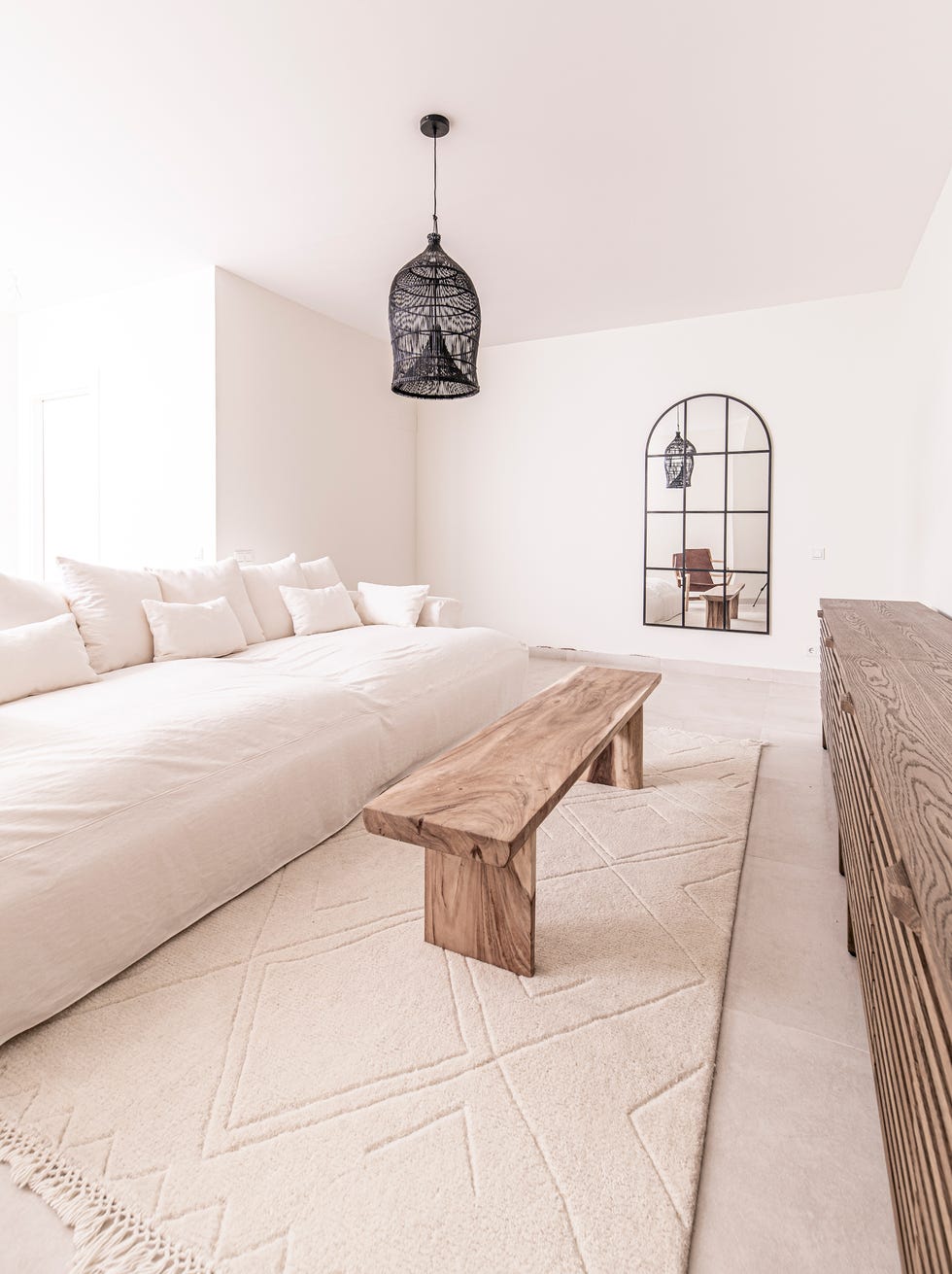 salón con sofá de lino blanco y mesa de centro de madera