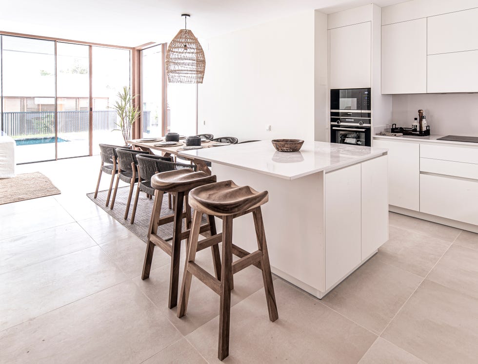 cocina blanca abierta con isla central