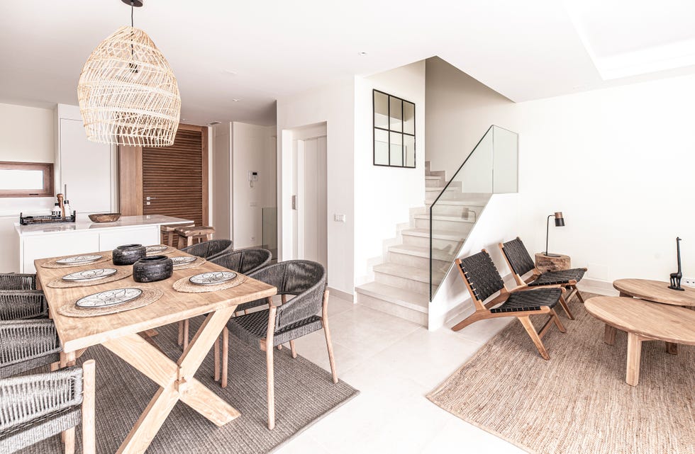 salón comedor decorado con tonos neutros