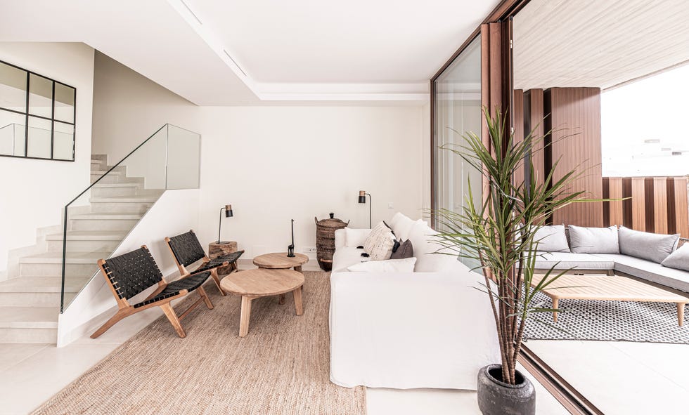 salón decorado con fibras naturales abierto a la terraza
