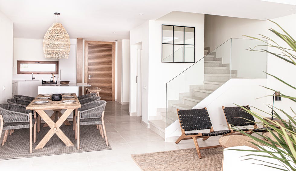 salón comedor decorado con tonos neutros