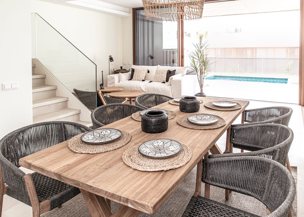 salón comedor decorado con tonos neutros