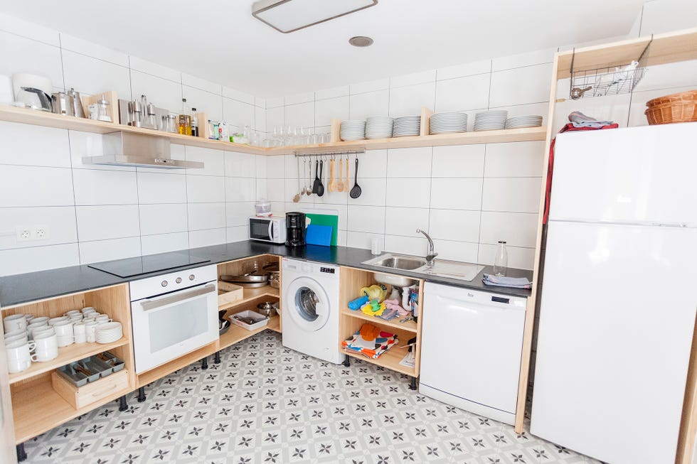 cocina con muebles de madera y suelo con mosaicos hidráulicos
