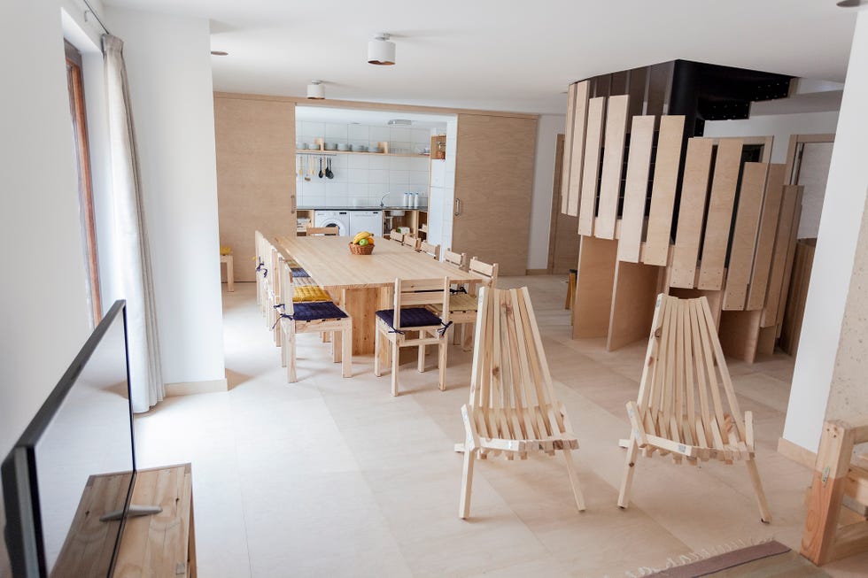 salón abierto a la cocina decorado con madera de pino