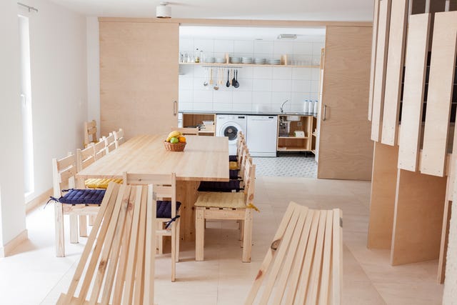 salón abierto a la cocina con mobiliario de madera de pino