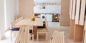 salón abierto a la cocina con mobiliario de madera de pino