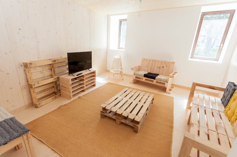 salón rústico con mobiliario de madera de pino