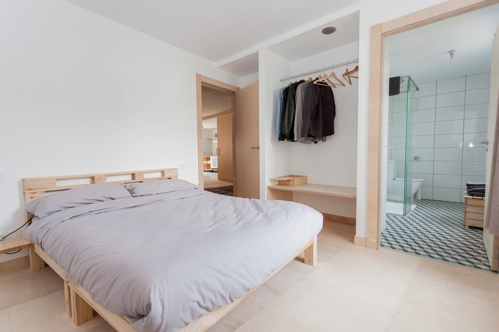 dormitorio con muebles de madera y baño en suite