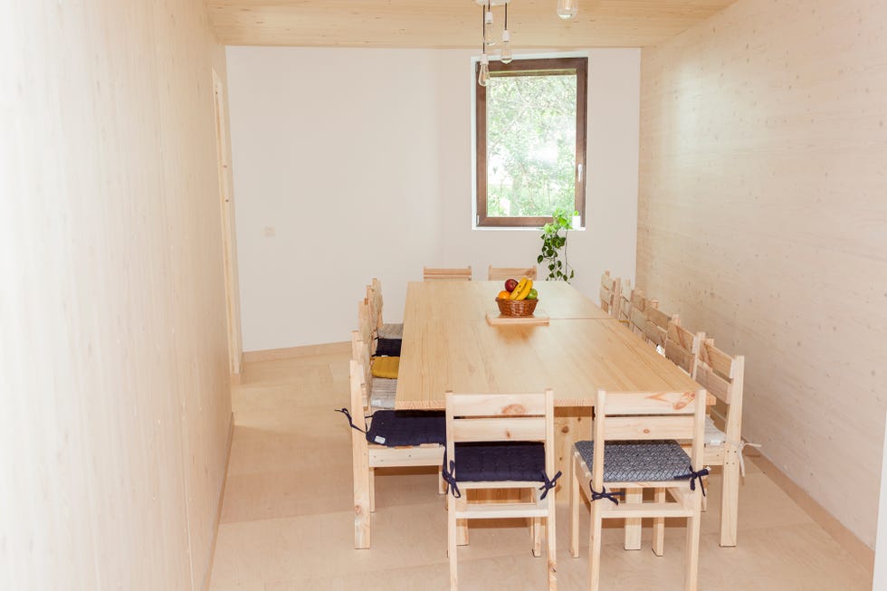comedor rústico decorado con madera de pino