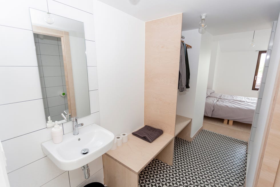 baño integrado en el dormitorio