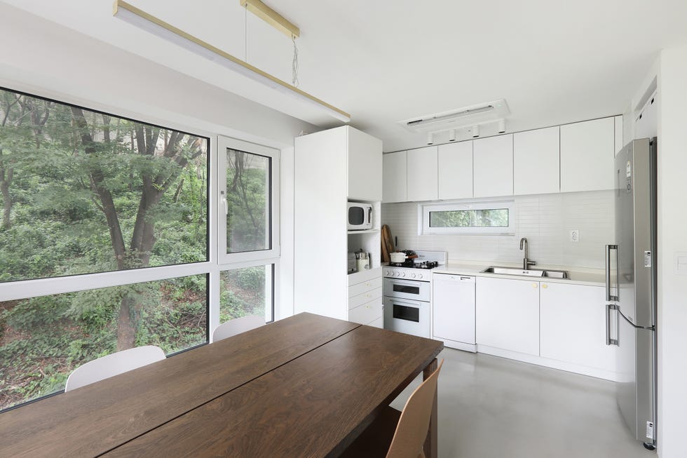 cocina abierta minimalista con comedor integrado