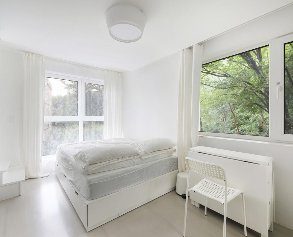 dormitorio minimalista decorado en blanco