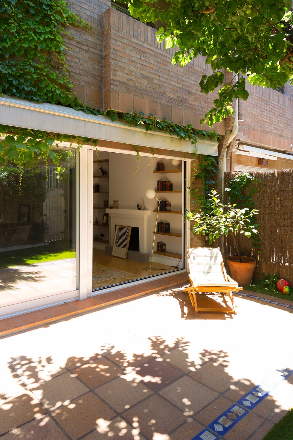 salón abierto al jardín con puertas correderas