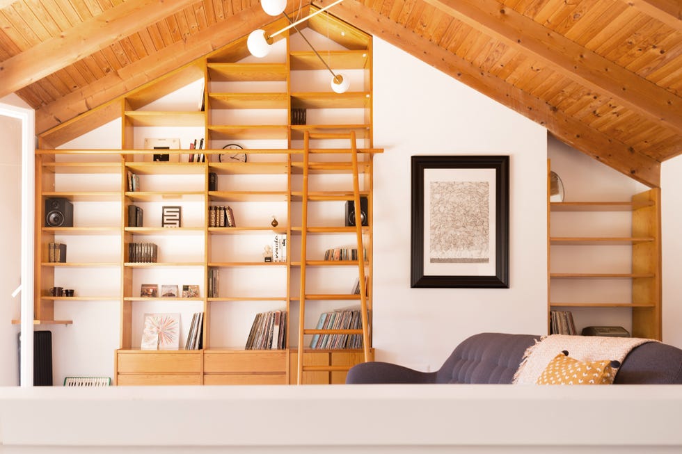 biblioteca de madera abuhardillada