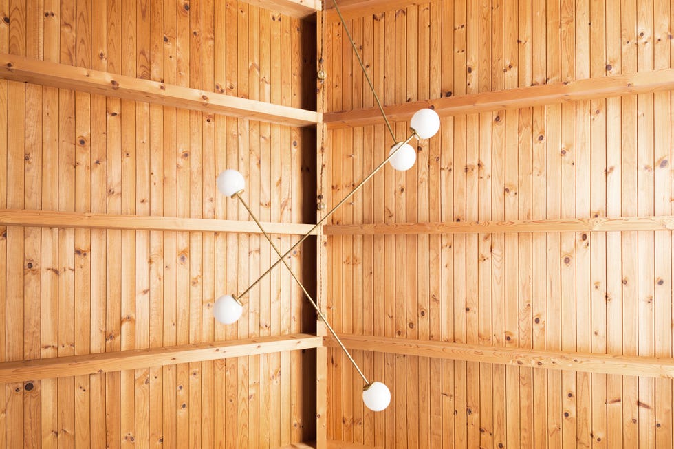 techo abuhardillado de madera y lámpara mid century