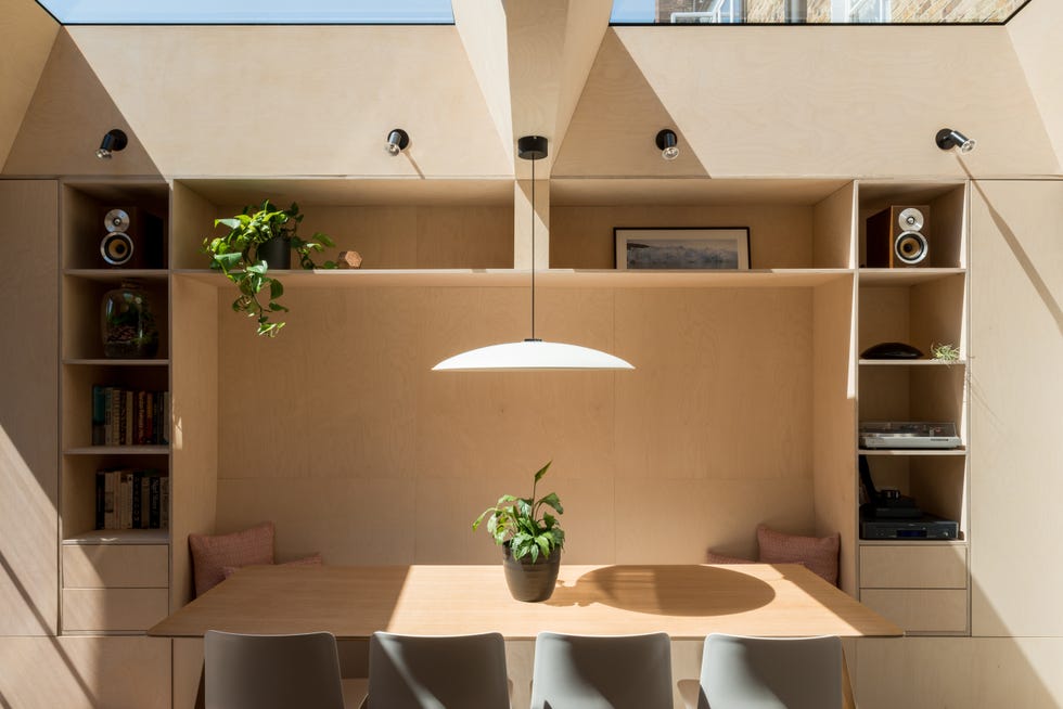 comedor con mesa de madera y almacenaje