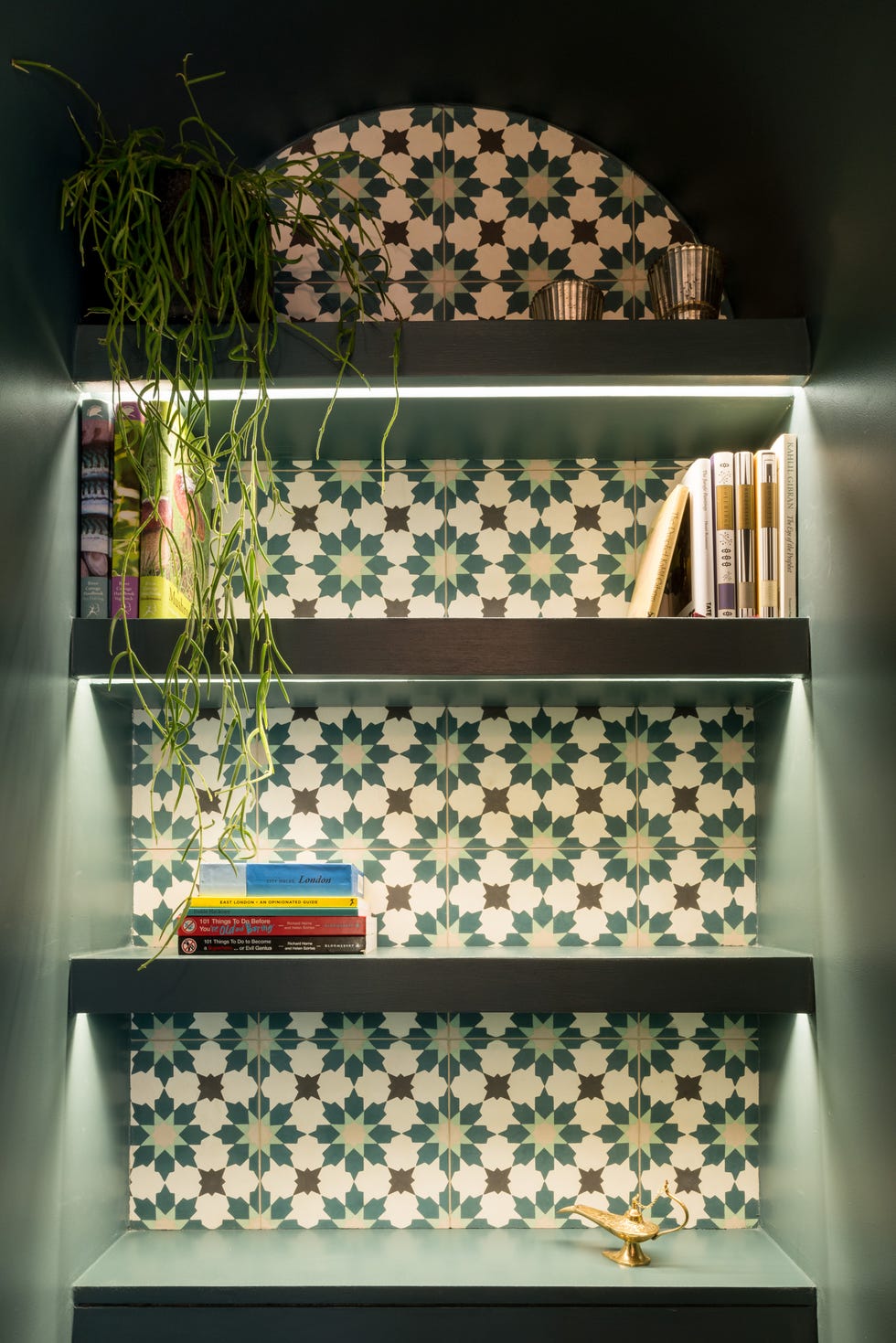 estantería verde decorada con azulejos de mosaicos