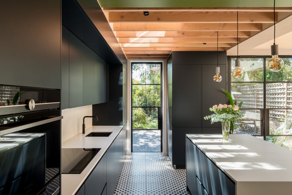 cocina moderna con isla central de color negro