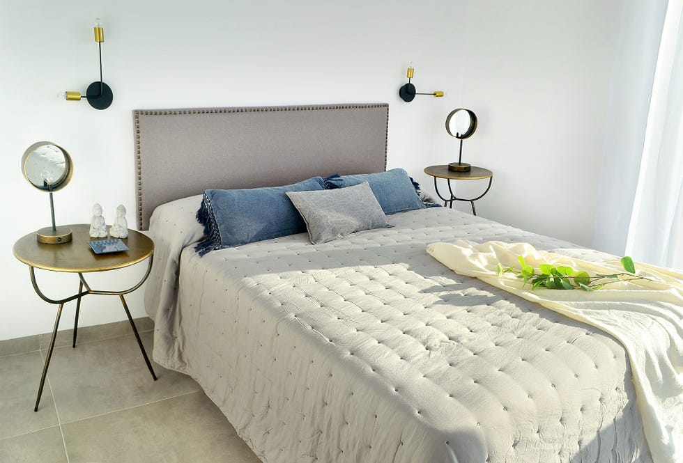 Dormitorio decorado en tonos neutros