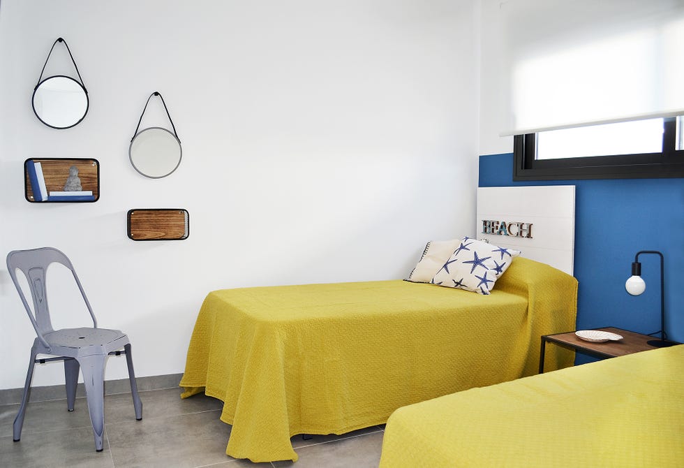 Dormitorio de estilo playero con dos camas individuales