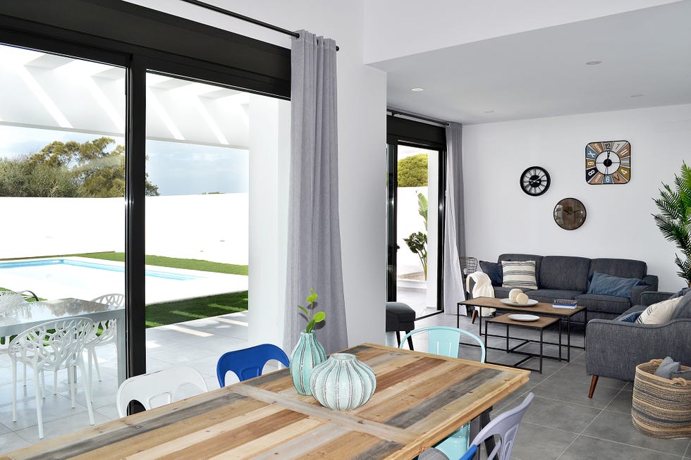Salón y comedor con vistas a la piscina