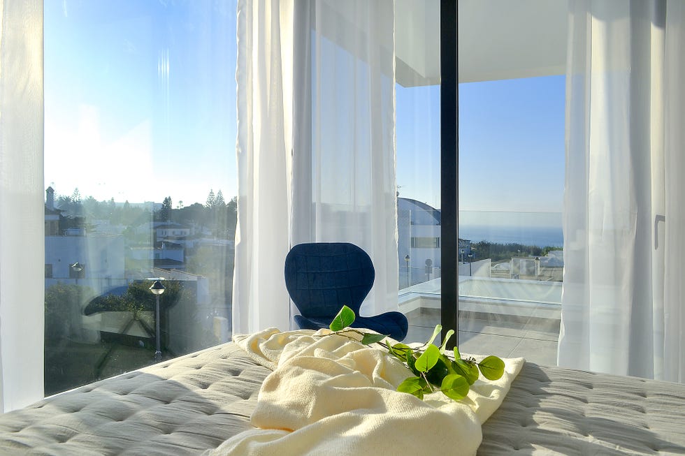 Ventanales con vistas panorámicas desde el dormitorio