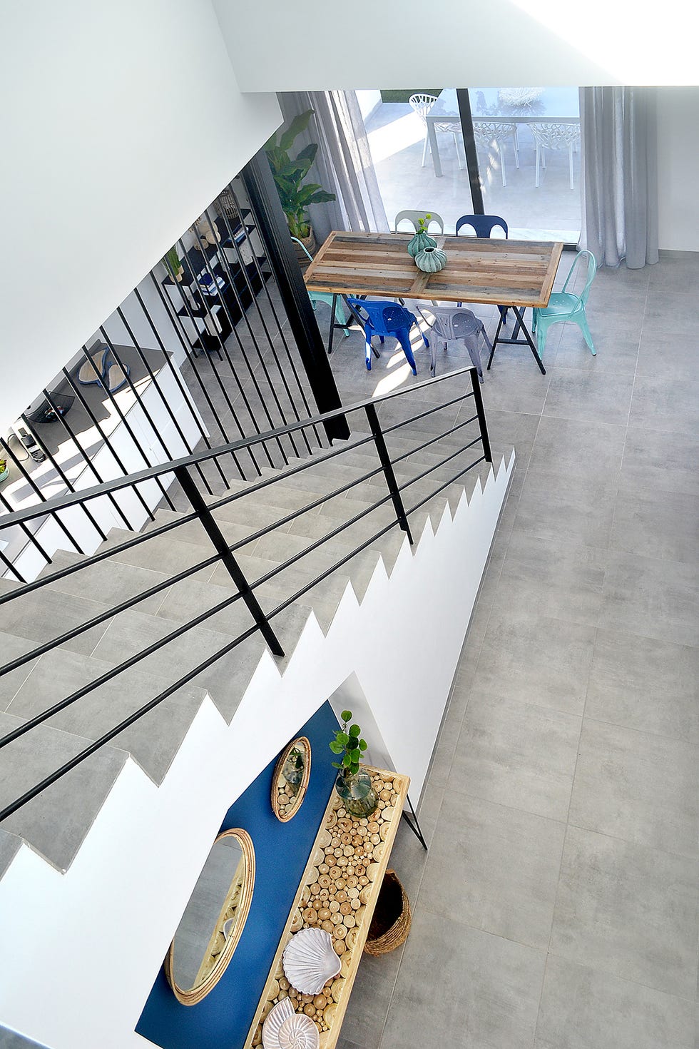 Escalera con vistas a la planta baja