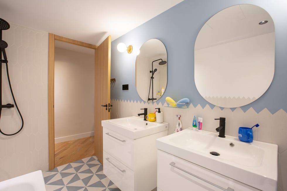 baño infantil decorado en blanco y azul cielo