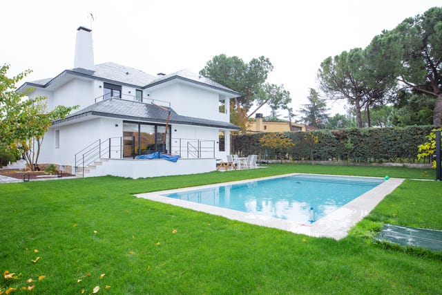 casa unifamiliar con jardín y piscina