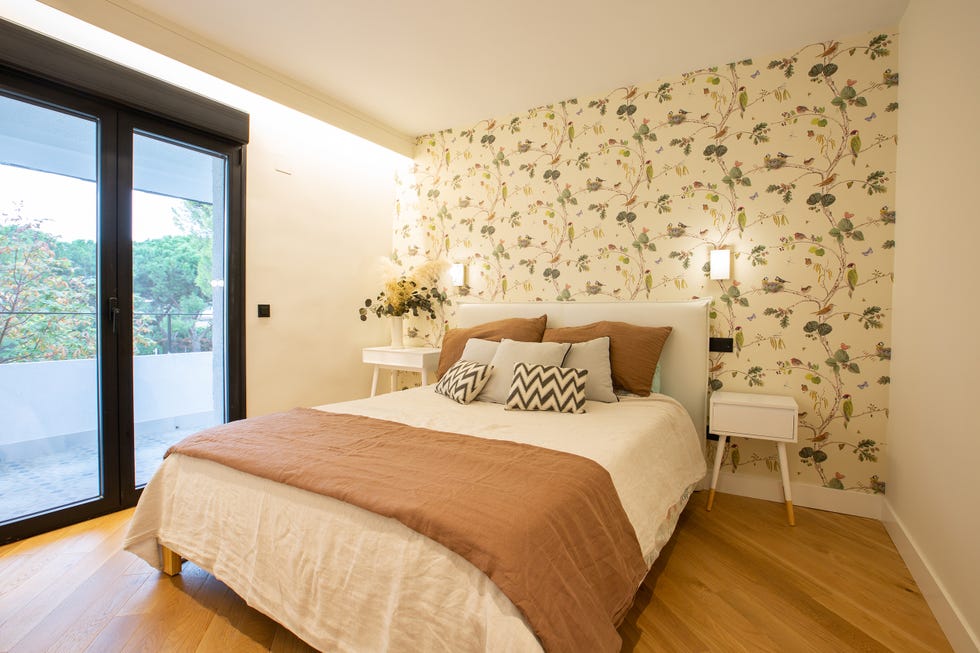pared del cabecero decorada con papel pintado floral