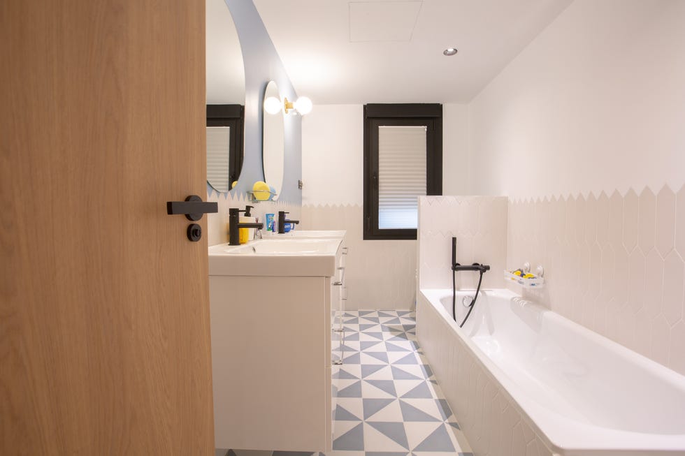 baño infantil decorado en blanco y azul cielo
