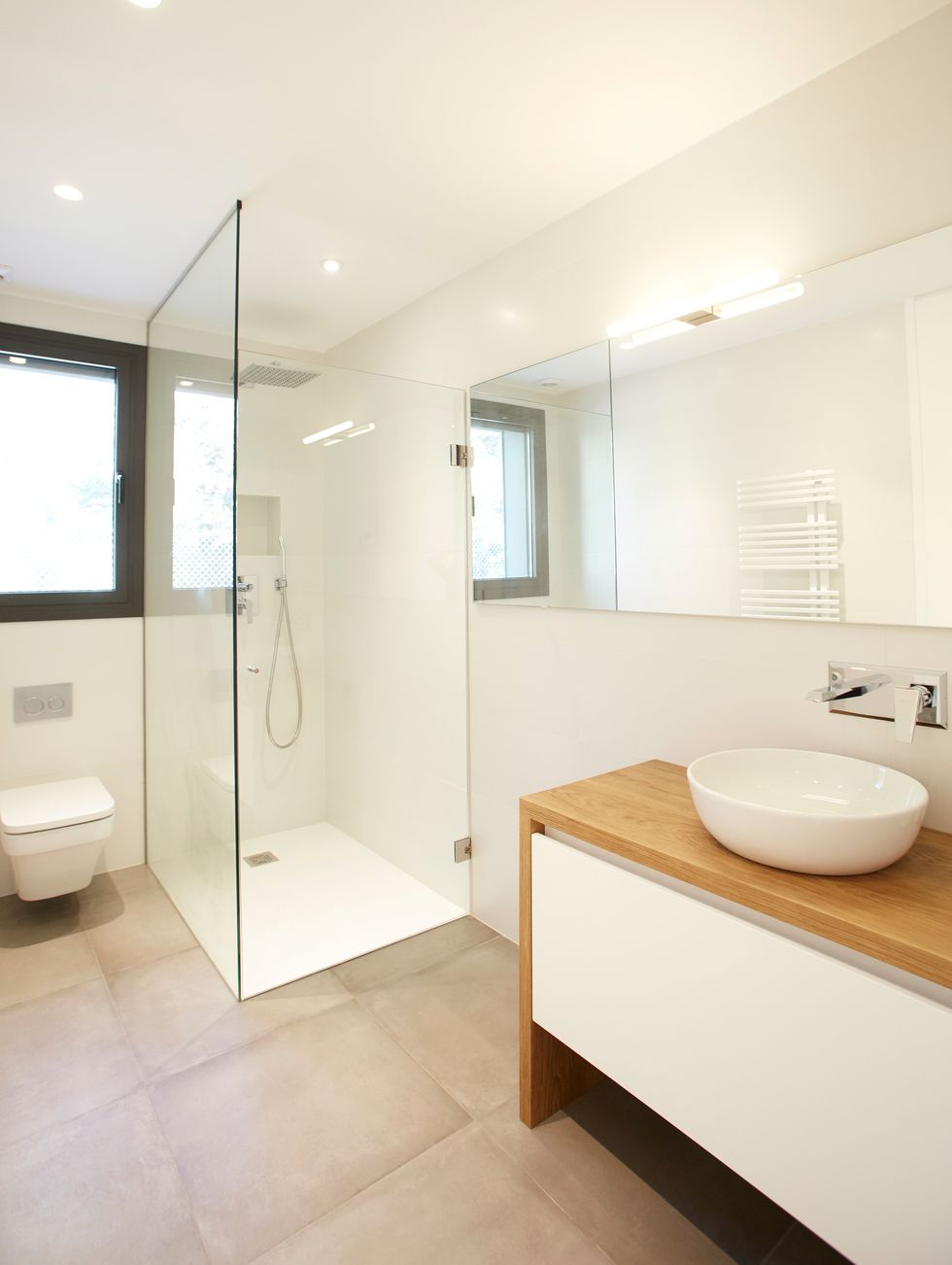 baño de estilo minimalista con mueble de lavabo en madera y color blanco