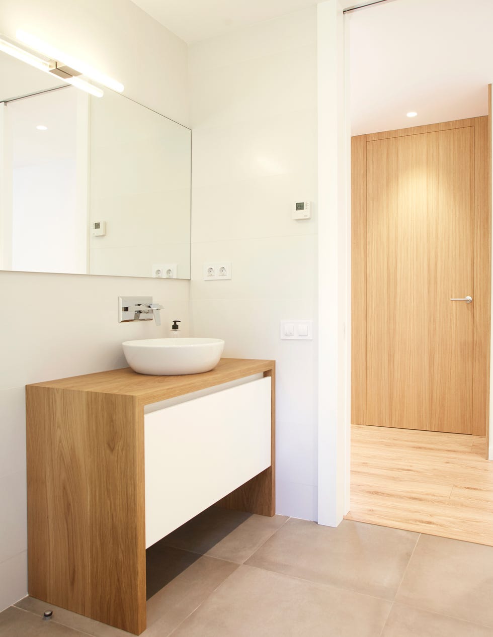 baño de estilo minimalista con mueble de lavabo en madera y color blanco