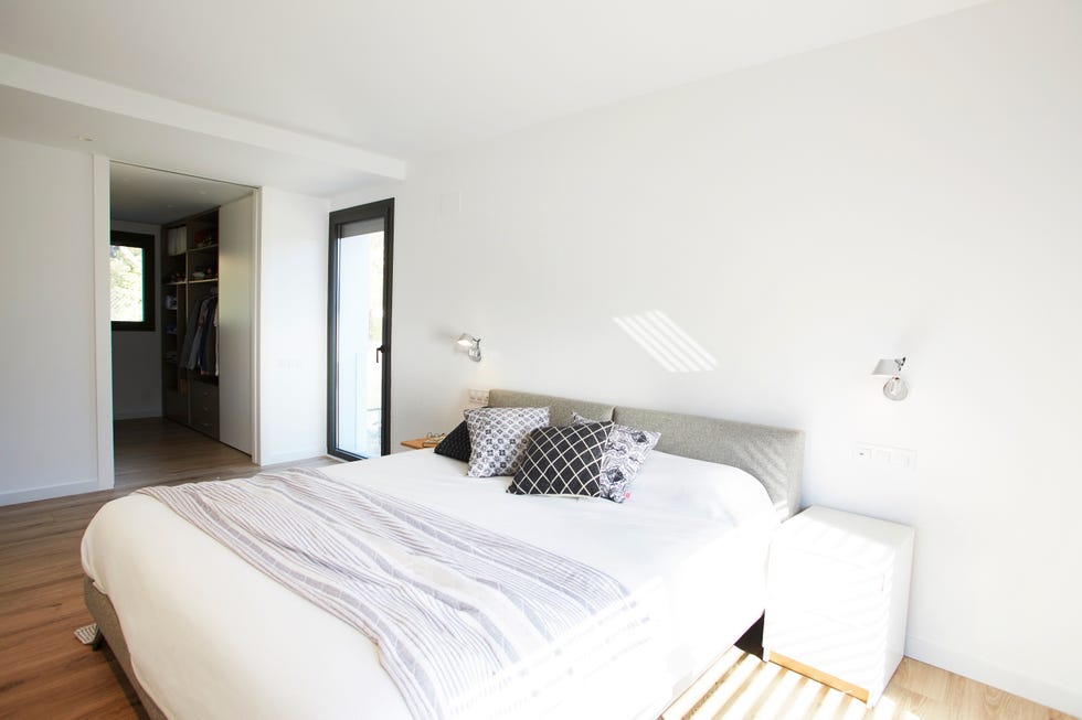 dormitorio de estilo minimalista en color blanco