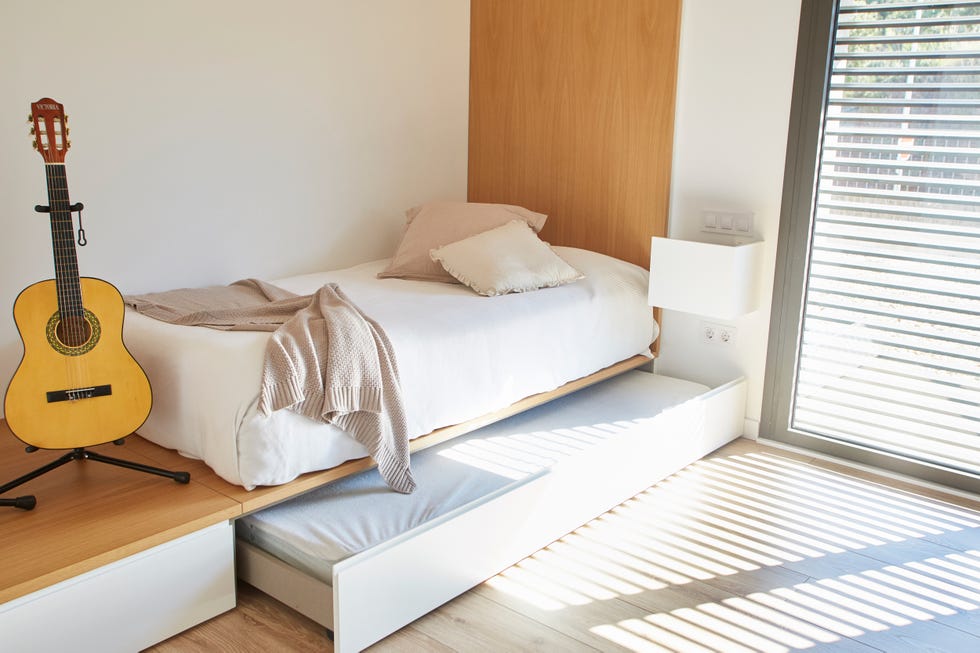 habitación infantil de diseño minimalista con cama de obra