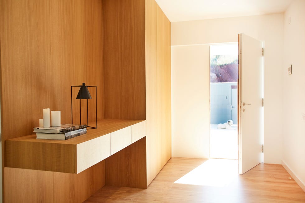 puerta de entrada y recibidor moderno realizado en madera