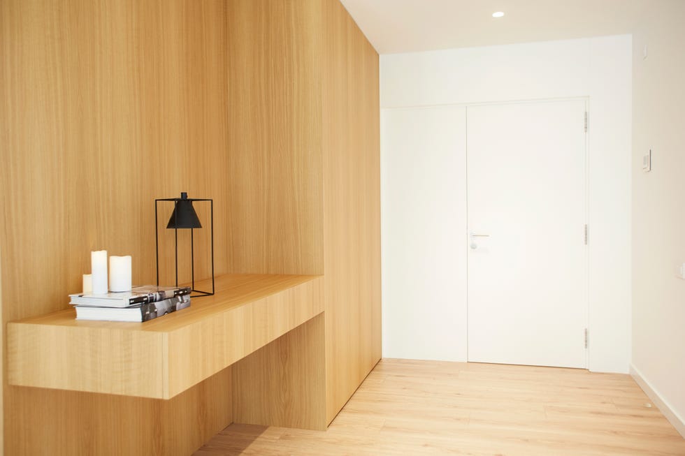 puerta de entrada y recibidor moderno realizado en madera