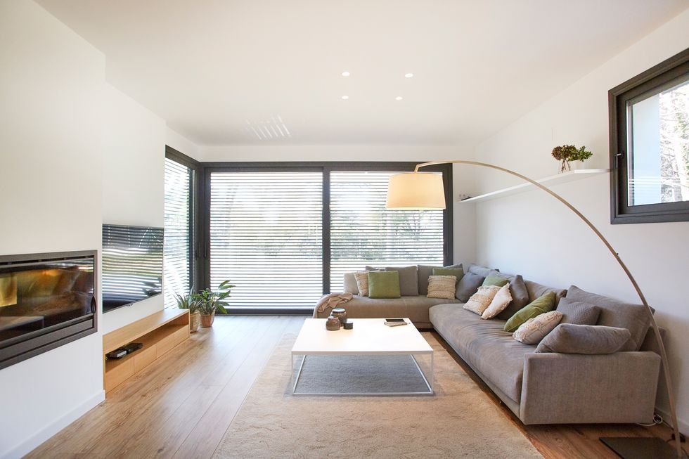 salón moderno y minimalista con chimenea