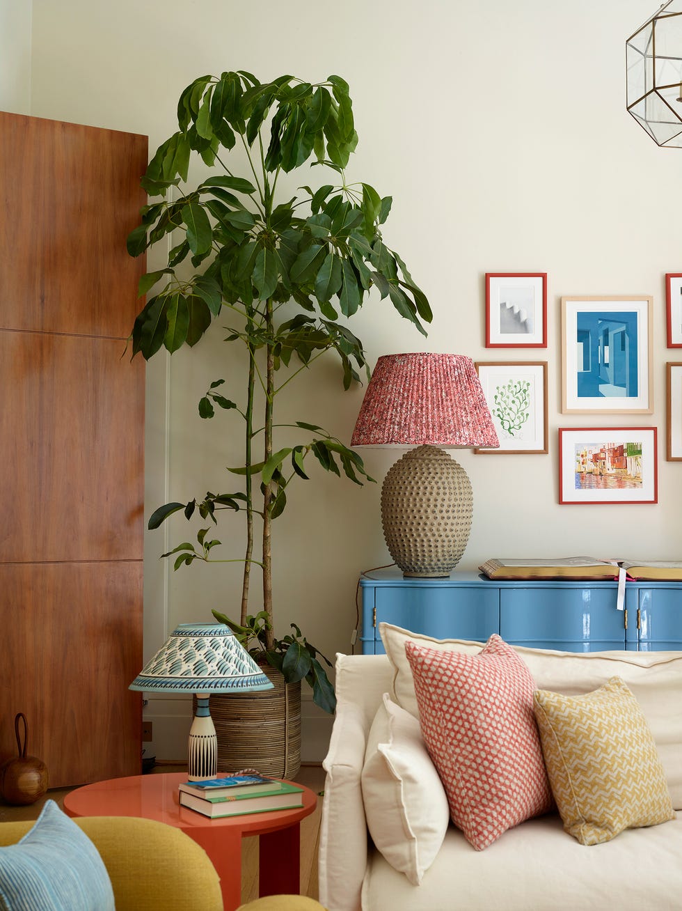 salón con muebles de colores