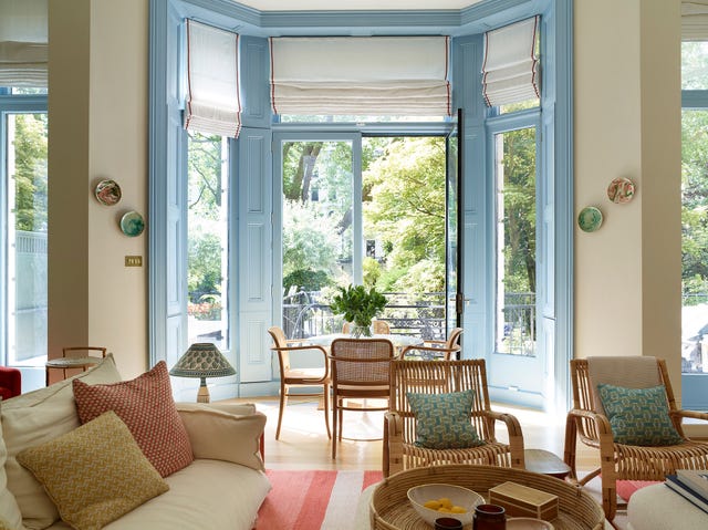 salón comedor con ventanales de madera azul claro