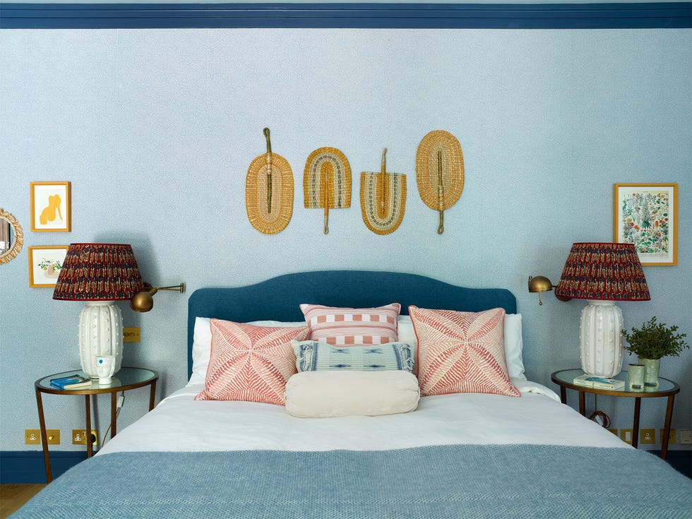 dormitorio con cama y pared azul