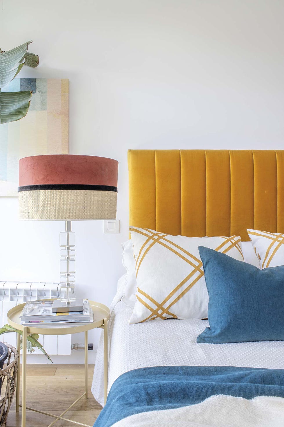 un ático con vistas al campo dormitorio con cabecero amarillo