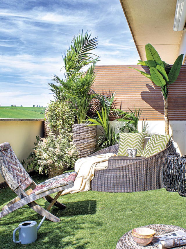 un ático con vistas al campo terraza